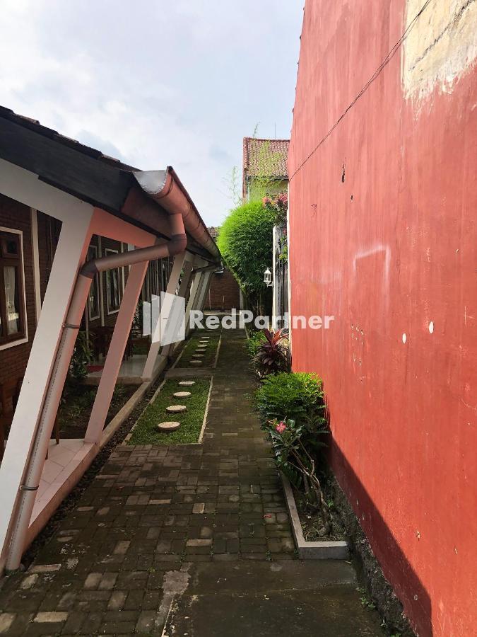 Rifka Annisa Guesthouse Syariah Redpartner 日惹 外观 照片